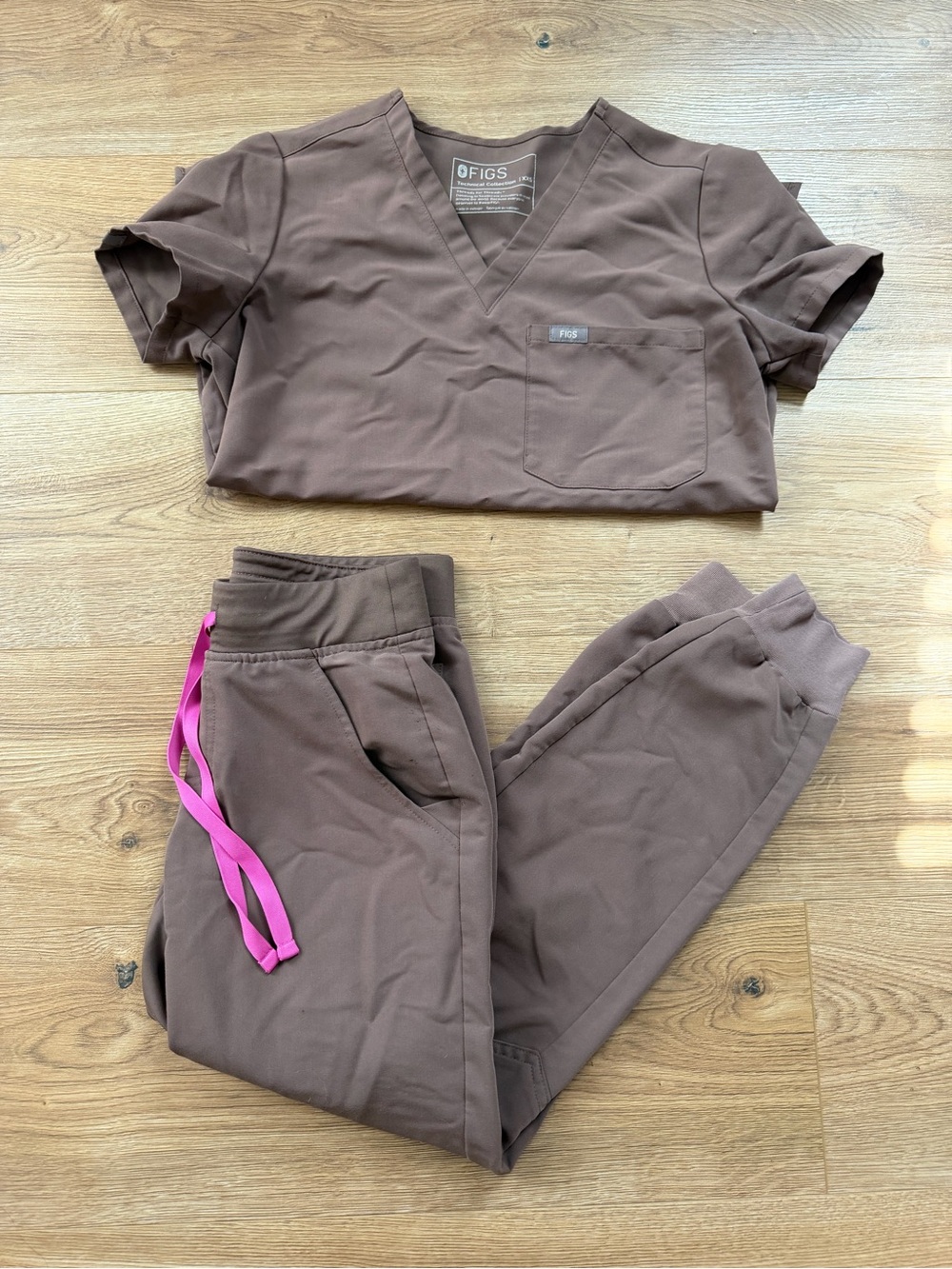 FIGS Women's Smoky Taupe Scrub Catarina Top & Zamora Joggers